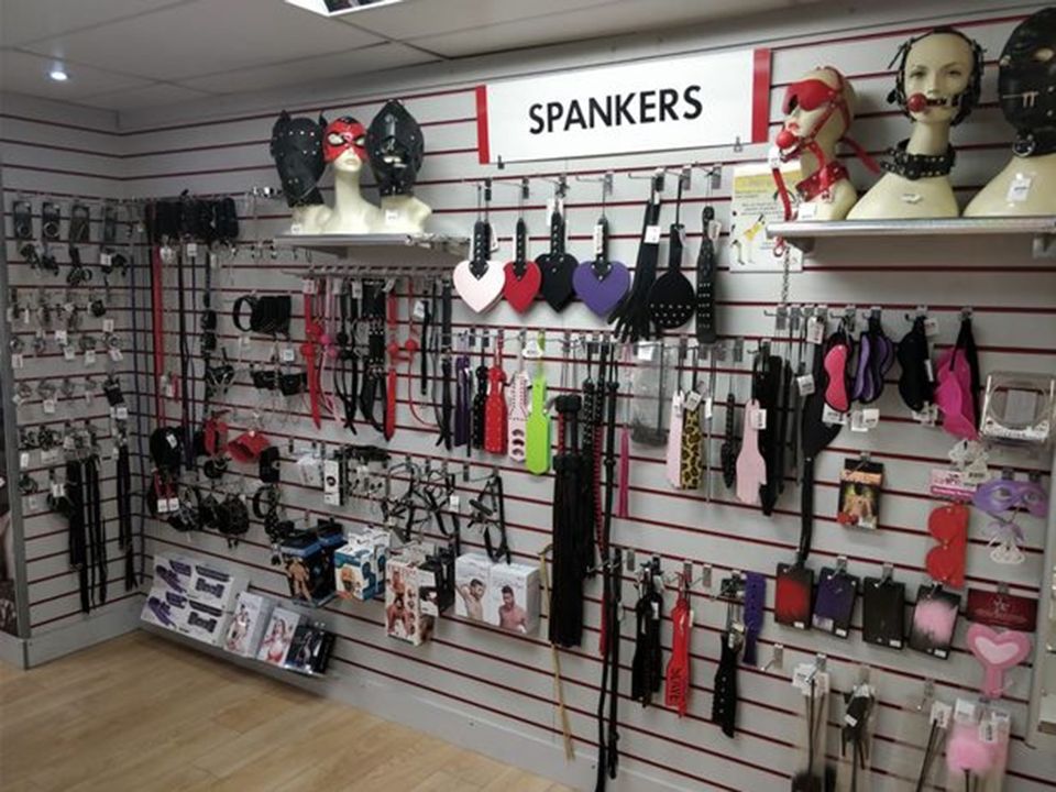 How to Shop Comfortably at an Adult Store as a Couple?